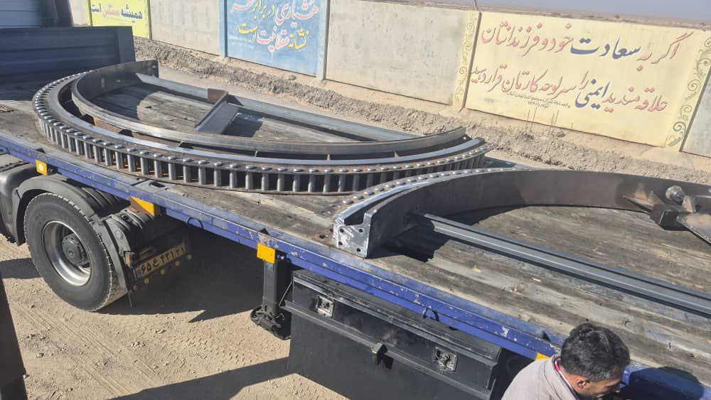 ورود تجهیز گیرپیچ سازه کولر به محل سایت کارخانجات آهک فولادیار نوین